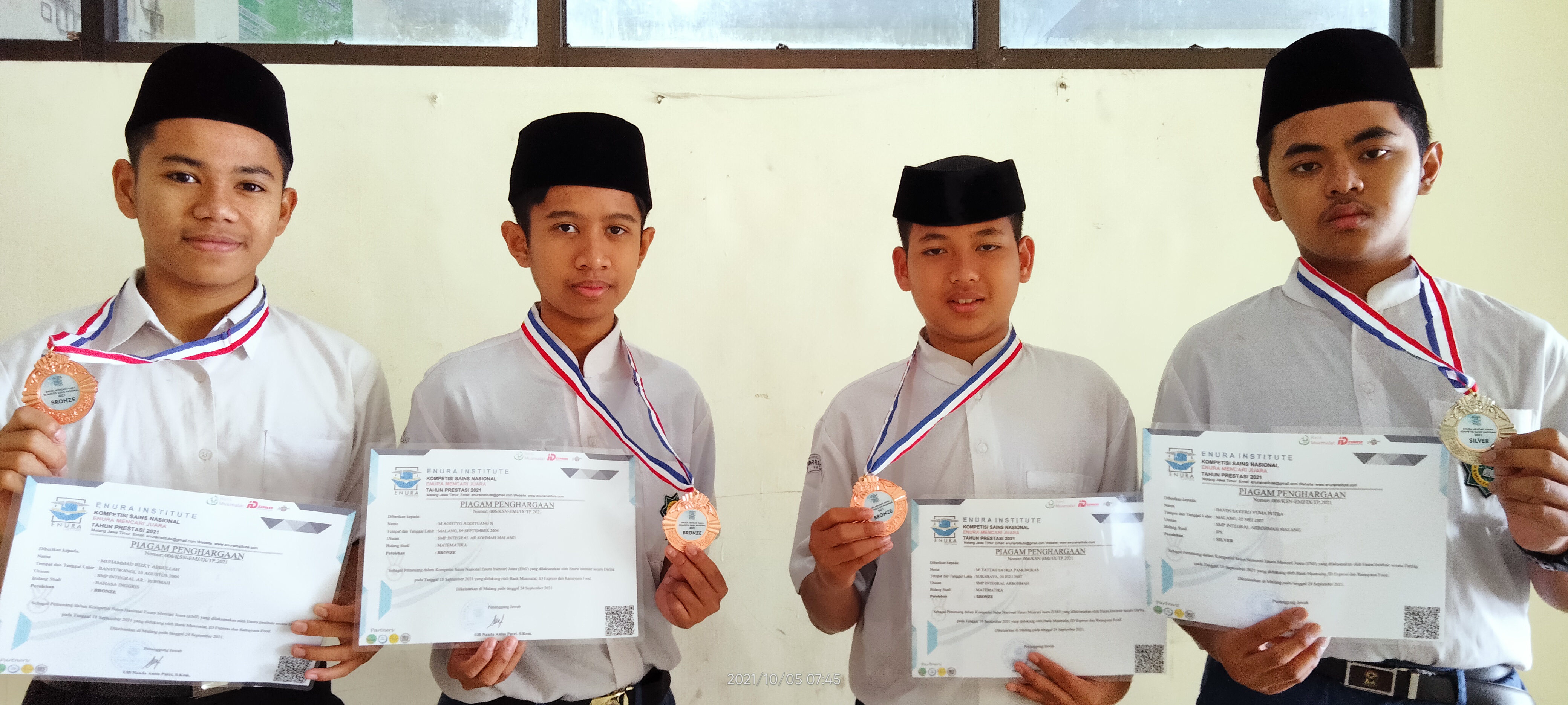 Lima Santri SMP Ar-Rohmah Tahfizh Juara Kompetisi Sains Nasional